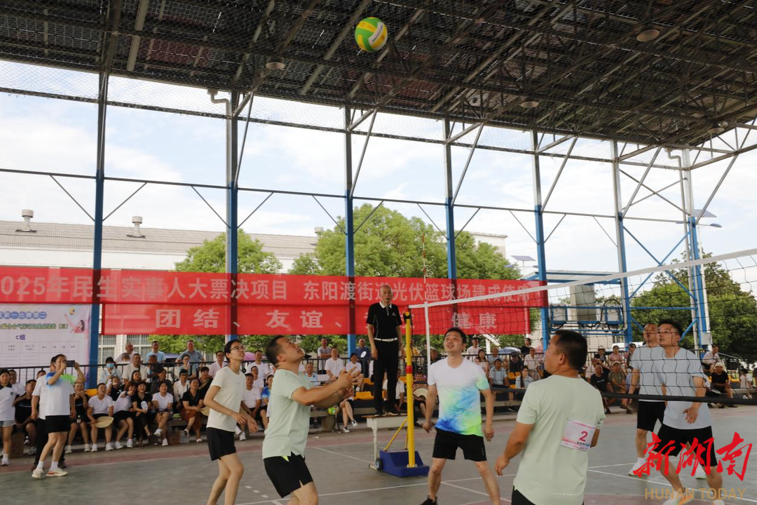 排球比赛场上气氛热烈球迷热情支持的简单介绍