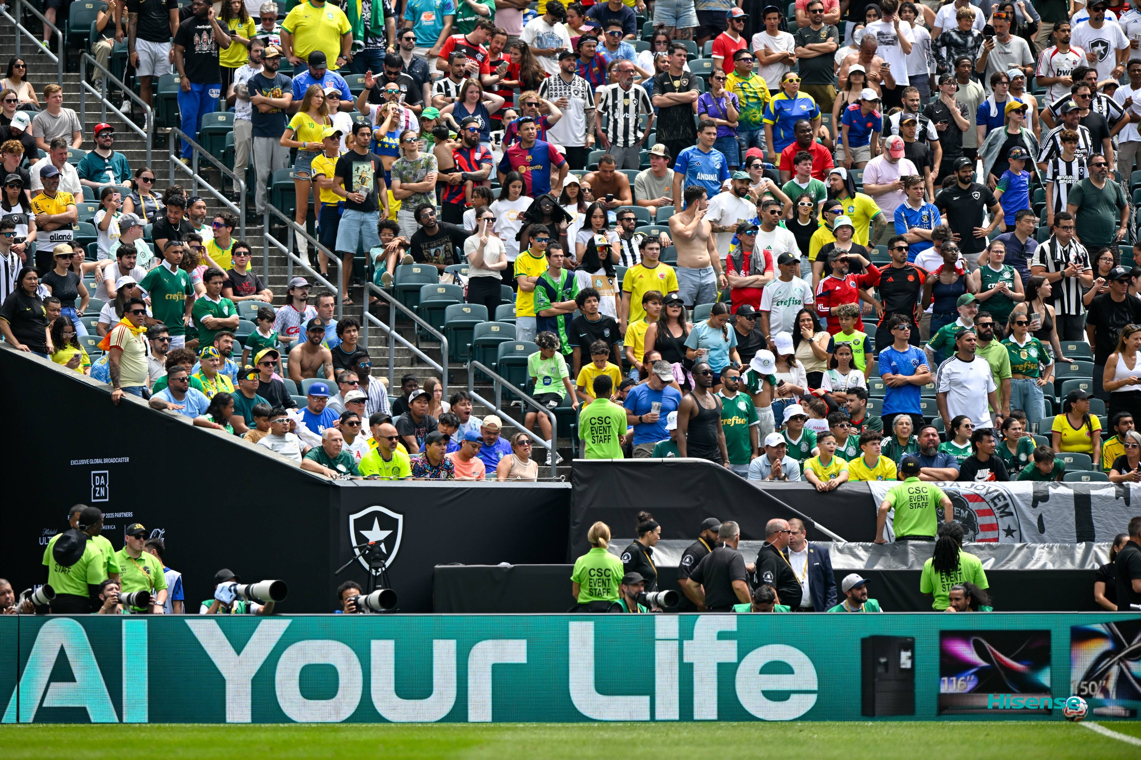 著名球员在比赛中展现出众技艺,助球队获胜 著名球员在比赛中展现出众技艺,助球队获胜