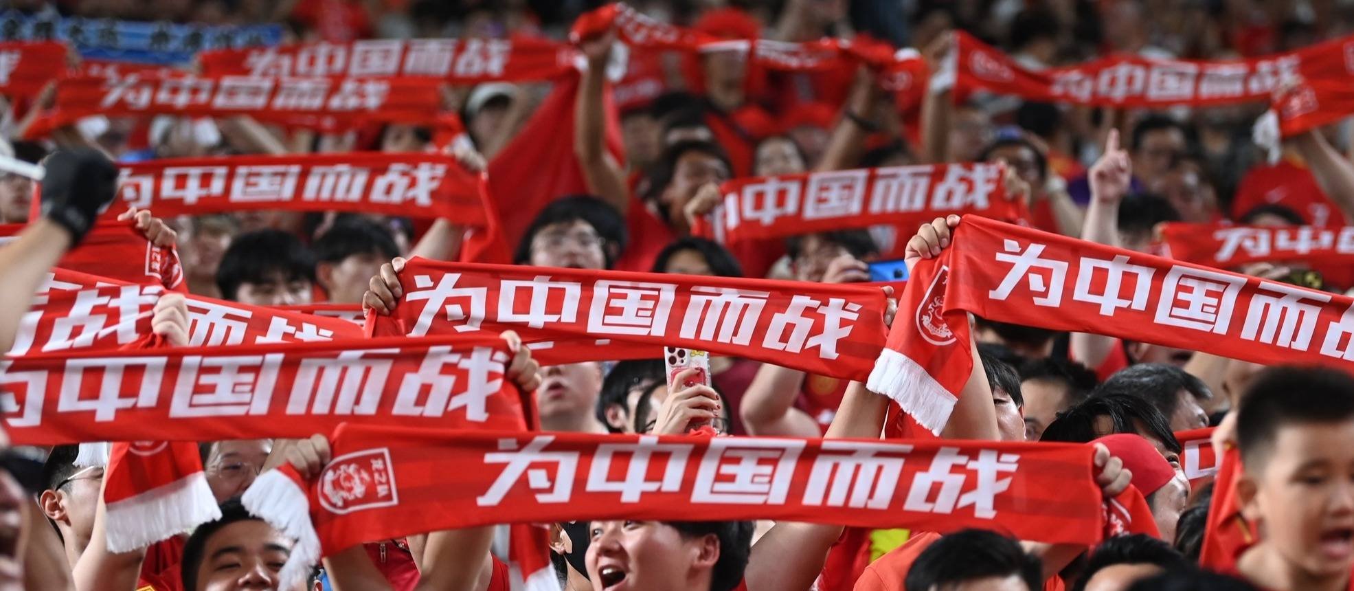 某队队员集体发力,士气高昂赢球 某队队员集体发力,士气高昂赢球