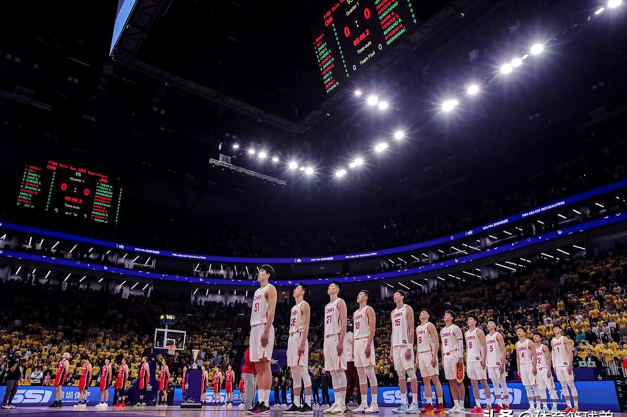 某队队员集体发力,士气高昂赢球 某队队员集体发力,士气高昂赢球