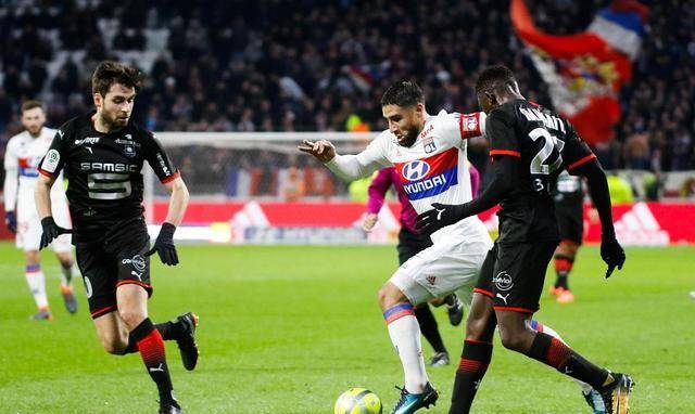 里昂后防线团结相助，成功化解对手凶险进攻的简单介绍