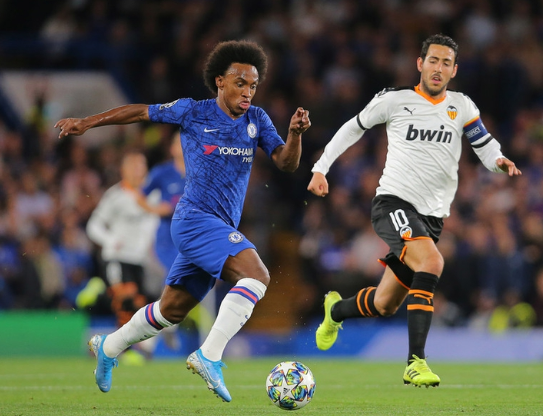 瓦伦西亚后防金刚不破，对手试图发动射门