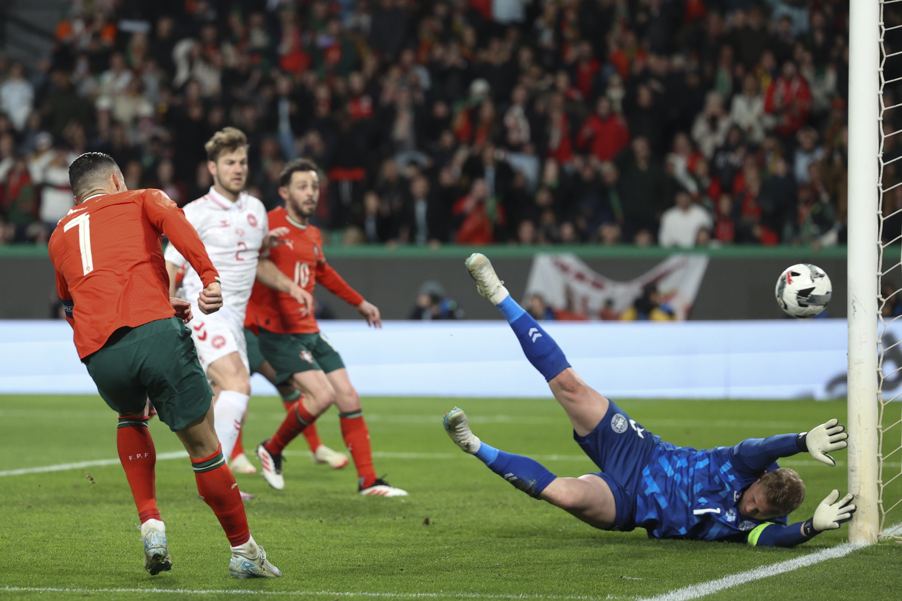 包含瑞典队力克瑞士,晋级欧洲足球联赛半决赛的词条 包含瑞典队力克瑞士,晋级欧洲足球联赛半决赛的词条