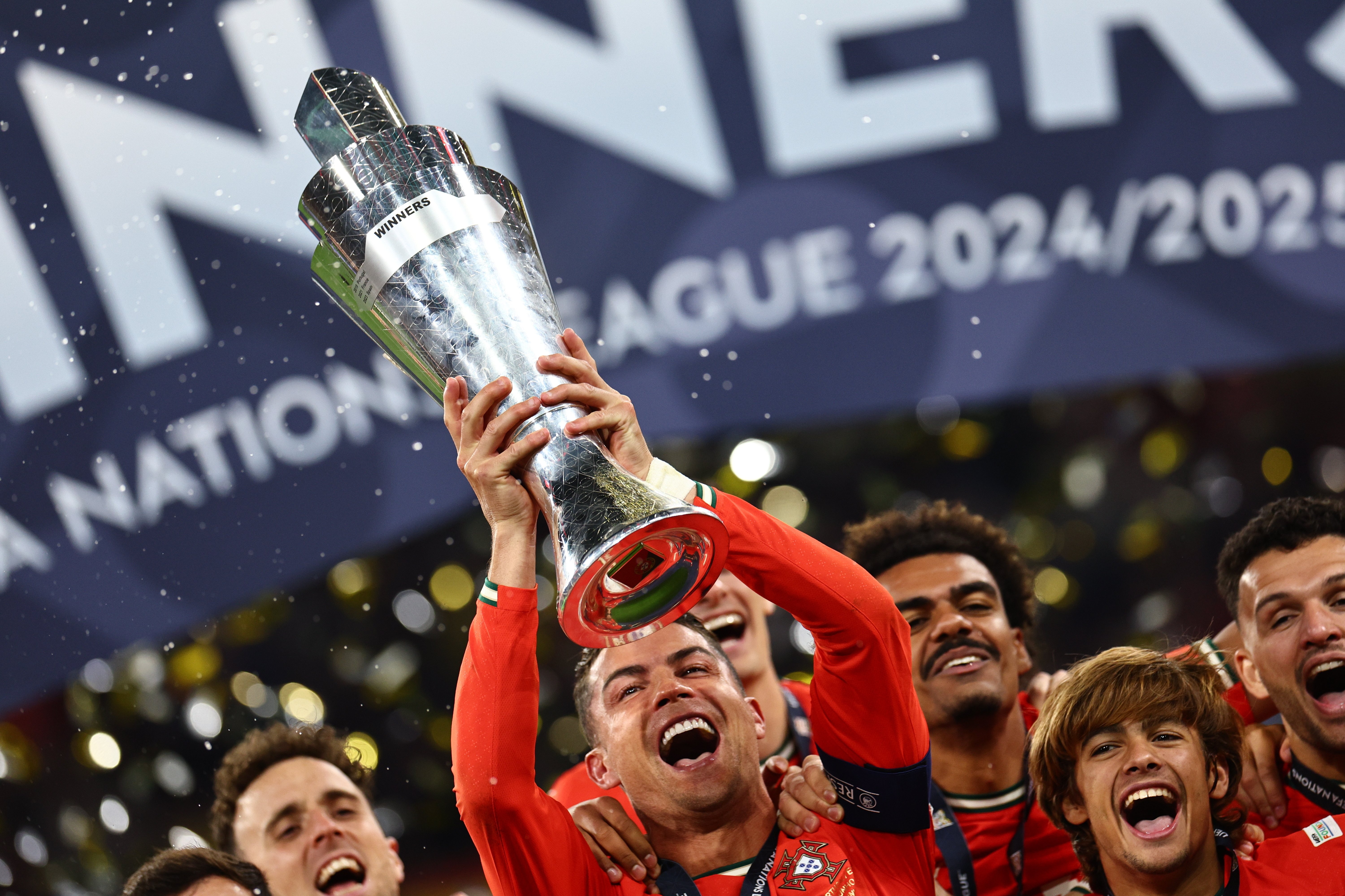 包含葡萄牙队球员斗志昂扬，成功战胜对手的词条