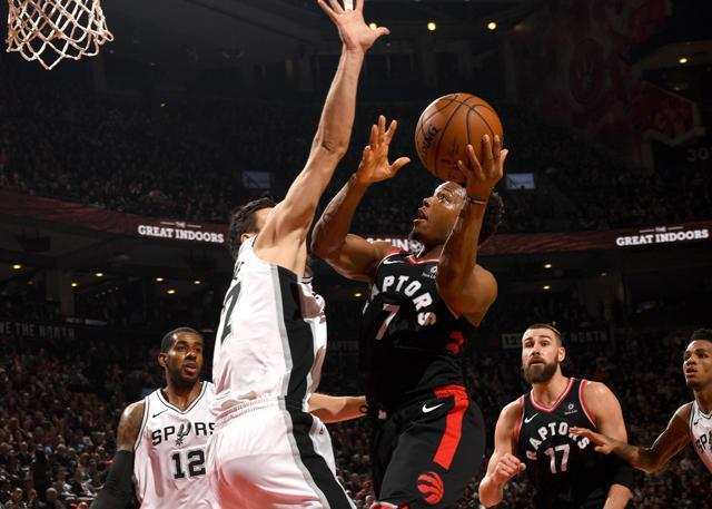 猛龙惨遭马刺逆转,失去领先地位 猛龙惨遭马刺逆转,失去领先地位